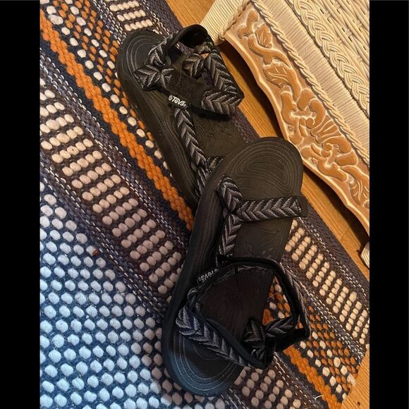Teva hurricanes sz 11 - Picture 1 of 6